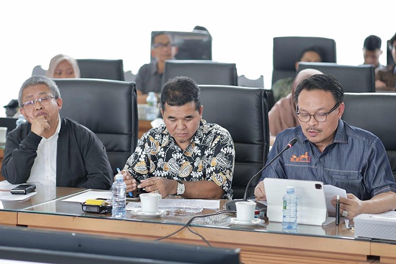 DPRD Kalsel Bersama TAPD Bahas Raperda APBD T.A 2025 1 Hal 10 3 KLm DPRD Kalsel