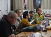 DPRD dan Pemkab HSS Rapat Bahas R-APBD 2025 33 DPRD dan Pemkab HSS Rapat Bahas R-APBD 2025