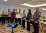 Dua OPD Terima Penghargaan Predikat Terbaik Penyelenggaraan Statistik Sektoral 13 Dua OPD Terima Penghargaan Predikat Terbaik Penyelenggaraan Statistik Sektoral