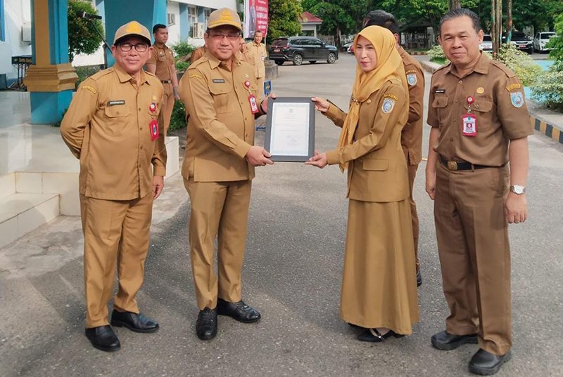 Hal 16 3 Klm Martapura Serahkan penghargaan