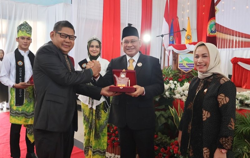 Bupati Sayed Ja'far Haditi Wisuda S1 Mahasiswa STKIP Paris Barantai ke-XIII 1 Hal 16 K Baru 3 klm 13