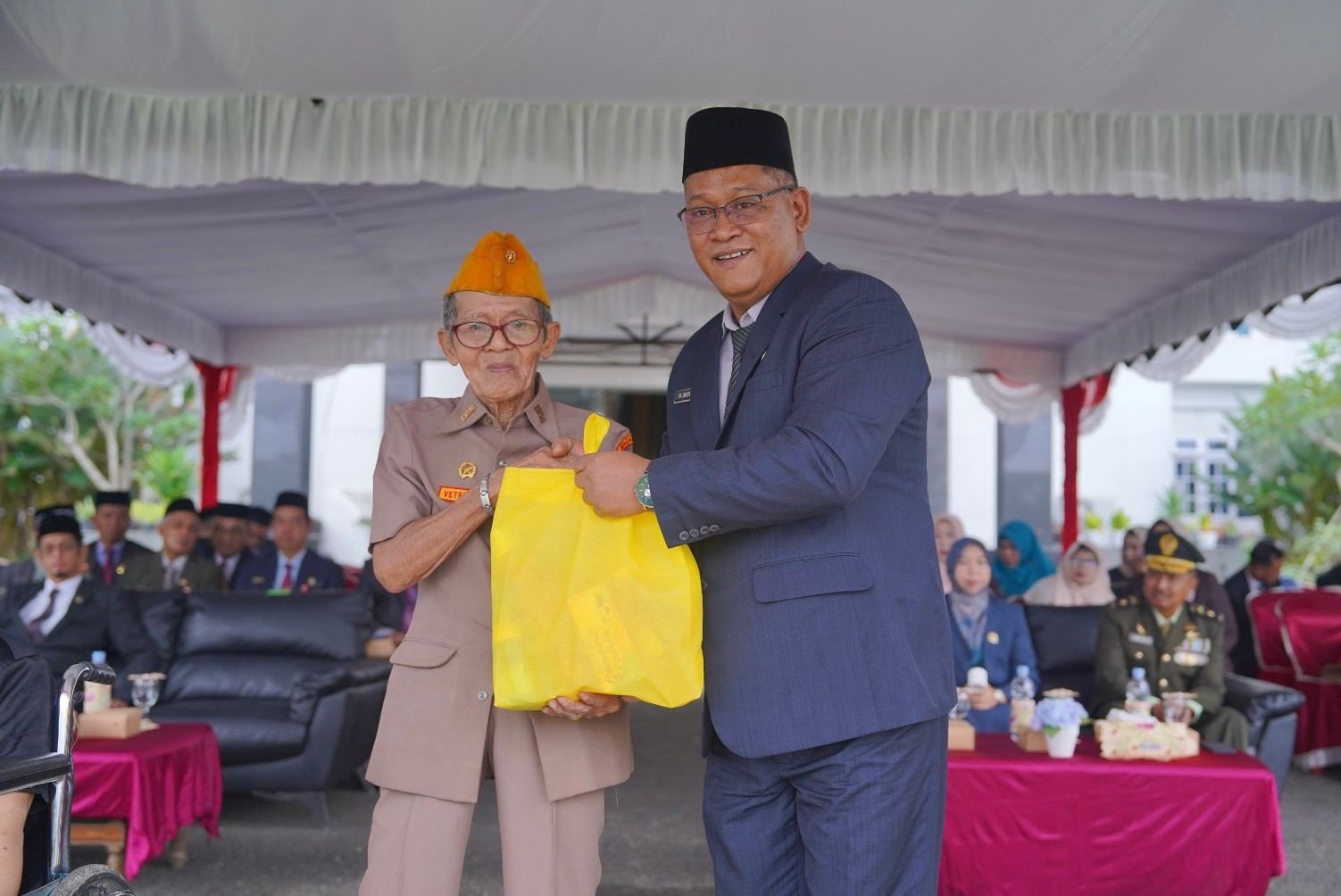 Peringati Hari Pahlawan Pemkab Balangan Bagikan Bingkisan Untuk Pejuang Veteran 1 Hal 2 Bal 3 klm 8