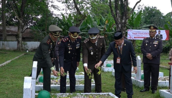 Pemkab HST Peringati Hari Pahlawan, Sekda Beri Bingkisan untuk Veteran 2 IMG 20241110 WA0027 1