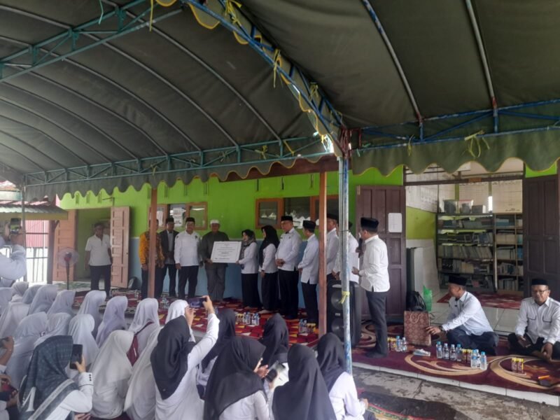 Kemenag HSU Serahkan Bantuan Kebakaran MTs Pajukungan 1 IMG 20241110 WA0044 e1731233230675