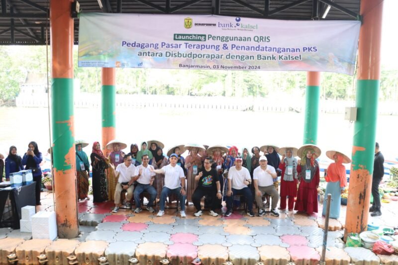 Permudah Transaksi, Bank Kalsel Launching Penggunaan QRIS untuk Pedagang Pasar Terapung Kota Banjarmasin 1 IMG 20241111 WA0005 e1731270877914