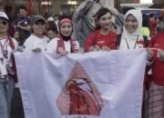 Hujan Guyur SUGBK tak Surutkan Semangat Srikandi Indonesia Dukung Timnas 20 Hujan Guyur SUGBK tak Surutkan Semangat Srikandi Indonesia Dukung Timnas