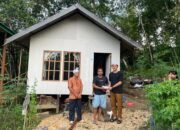 Pemdes Malawaken Bantu Warga Rumah Tertimpa Pohon Tumbang 18 Pemdes Malawaken Bantu Warga Rumah Tertimpa Pohon Tumbang