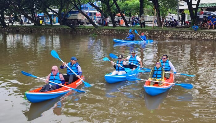 Seru!! Sensasi Naik Kano di Sungai Zafri Zam-Zam Banjarmasin