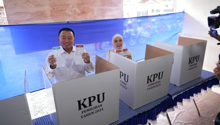 Gunakan Setelan Putih Bareng Istri, Muhidin Optimis Meraih Hasil Maksimal