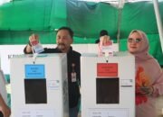Salurkan Hak Pilih di TPS 002 Kelurahan Pelaihari, Syamsir dan Istri Turut Apresiasi Warga yang Datang 21 Salurkan Hak Pilih di TPS 002 Kelurahan Pelaihari, Syamsir dan Istri Turut Apresiasi Warga yang Datang