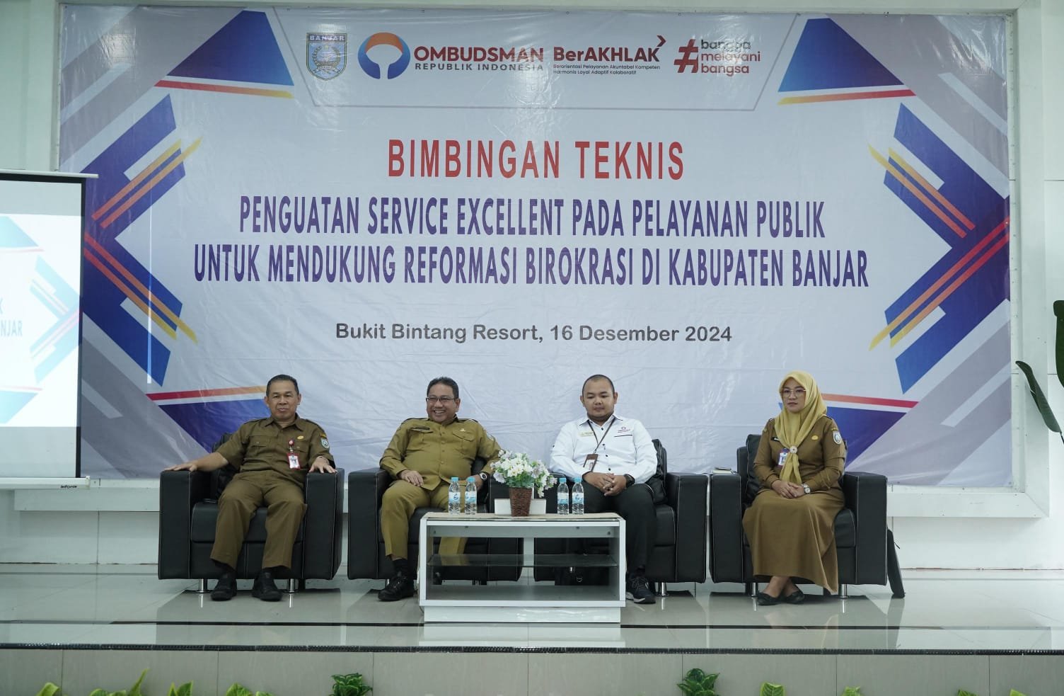 Tingkatkan Service Excellent Pelayanan Publik 1 1 35 klm Kontrak Martapura 16 Pelayanan publik