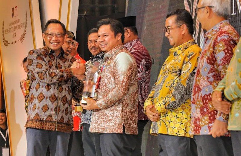 1 35 klm Kontrak Pemprov 15 Pemprov menerima penghargaan