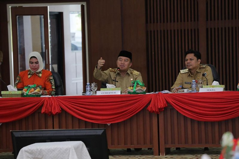 Usul Pelantikan Serentak Bupati/Walikota di Depan Kantor Gubernur 1 1 35 klm Kontrak Pemprov 23 H Muhidin pimpin langsung pelantikan Walikota Bupati