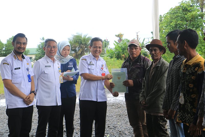 Ratusan Sertifikat Tanah Program PTSL Diserahkan di Bumi Makmur 1 Hal 2 Tala 3 klm 3