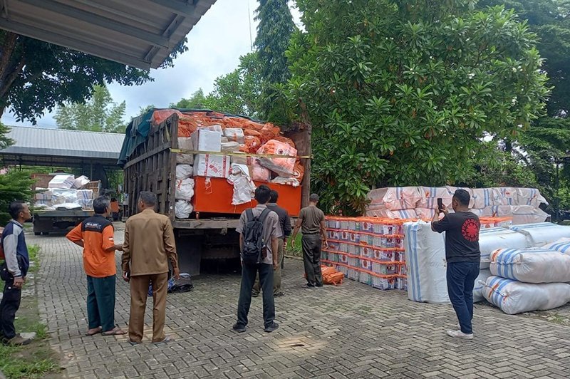 Hal 4 3 Klm Martapura Bantuan logistik