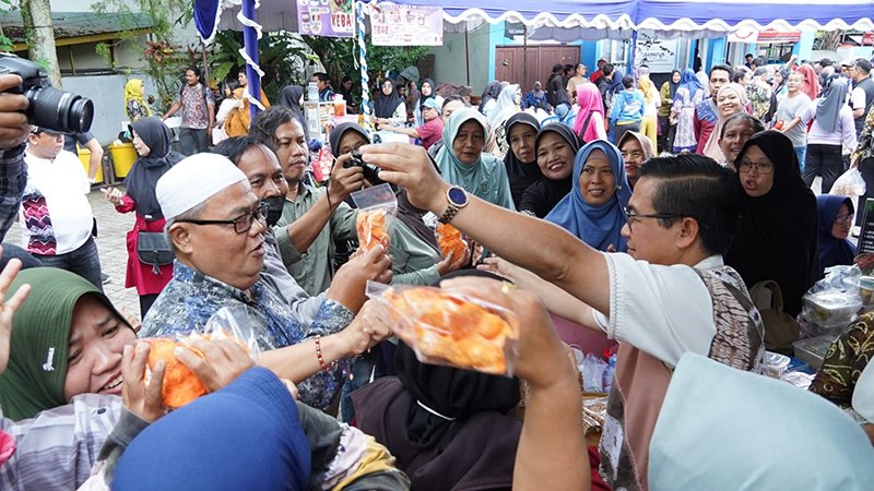 Hal 6 3 KLM Pantau Harga