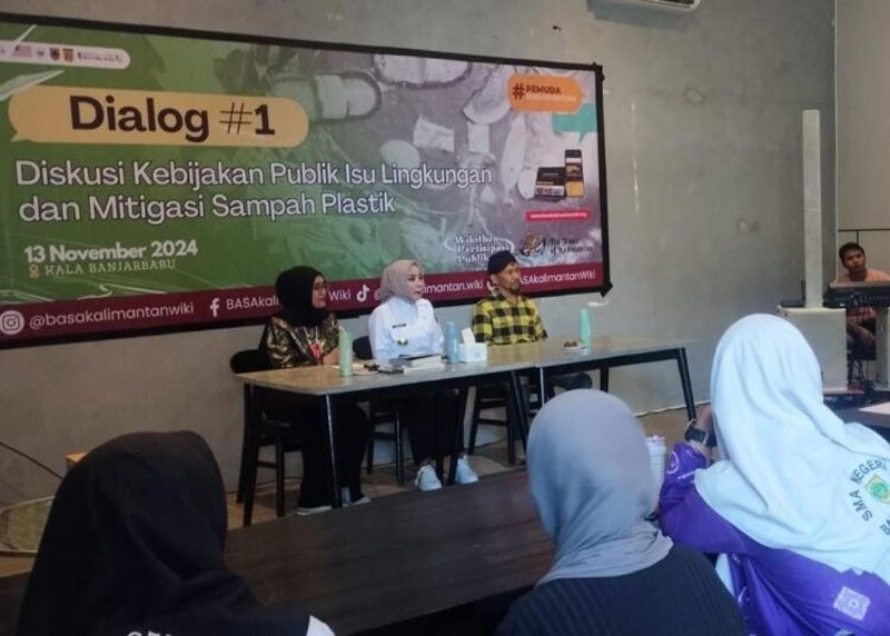 BASAkalimantanWiki Gelar Dialog Publik Bahas Mitigasi Sampah Plastik 1 Hal 6 3 KLm BJB 2 7