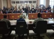 Ratusan Massa Geruduk DPRD, Suara Pilkada Ulang Menggema