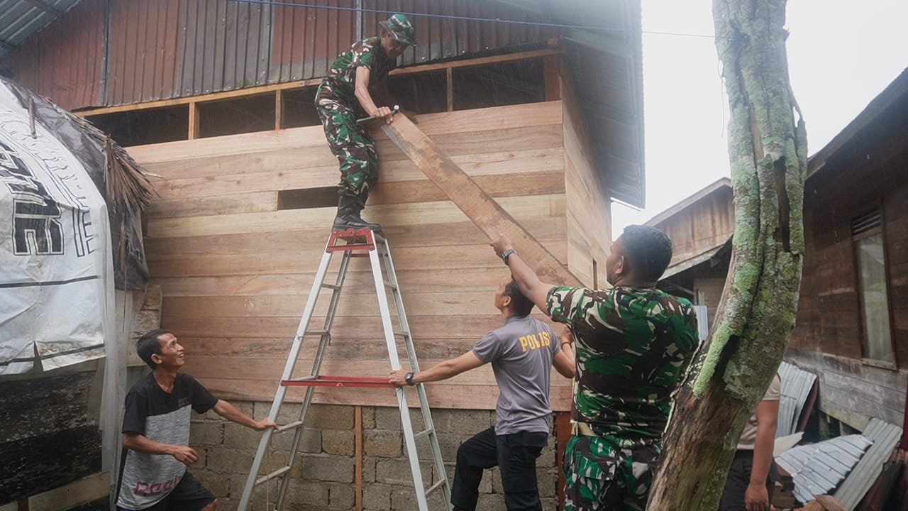 TNI Bantu Masyarakat Kurang Mampu Bedah Rumah Agar Layak Huni 1 IMG 20241220 WA0038