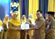 Bupati HST Serahkan Apresiasi GTK dan Satuan Pendidikan Kabupaten 31 Bupati HST Serahkan Apresiasi GTK dan Satuan Pendidikan Kabupaten