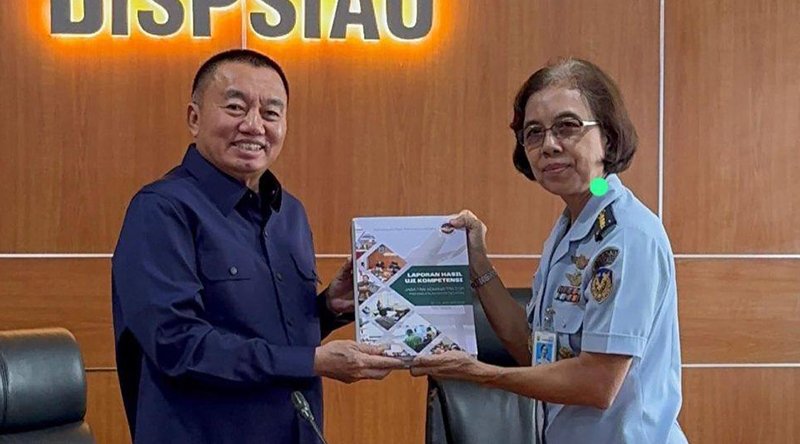 H Muhidin Terima Hasil Assessment Pejabat dari Dinas Psikologi TNI AU 1 1 35klm Kontrak Pemprov 22 Gubernur H Muhidin terima langsung asesmen pejabat