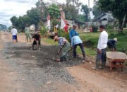 Pemdes-Warga Gunung Ulin Perbaiki Jalan Penghubung Desa 30 Pemdes-Warga Gunung Ulin Perbaiki Jalan Penghubung Desa