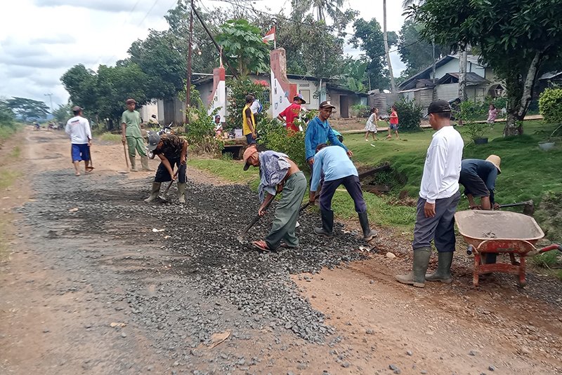 Hal 4 3 KLm Martapura Pemdes Perbaiki jalan