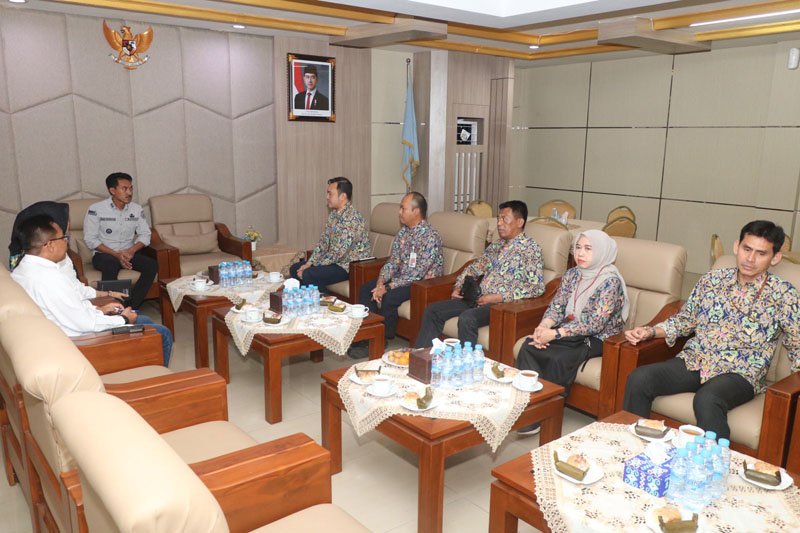 Hal 4 3 KLm Martapura Terima audiensi