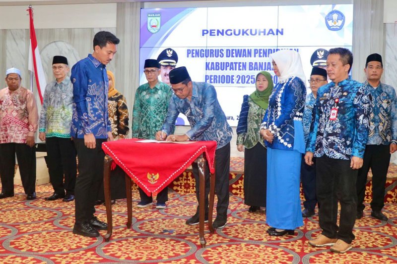 Hal 4 4 KLm Martapura Kukuhkan pengurus