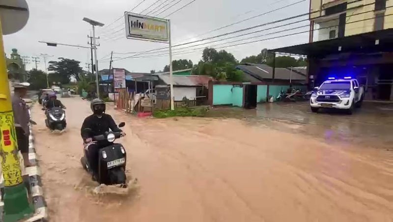 Jalur Jalan Raya di Kota Kotabaru Tergenang Air 1 Hal 4 Kotabaru 3 klm 10
