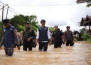 Pantau Banjir Pengaron, Bupati Serahkan Bantuan Sembako 15 Pantau Banjir Pengaron, Bupati Serahkan Bantuan Sembako