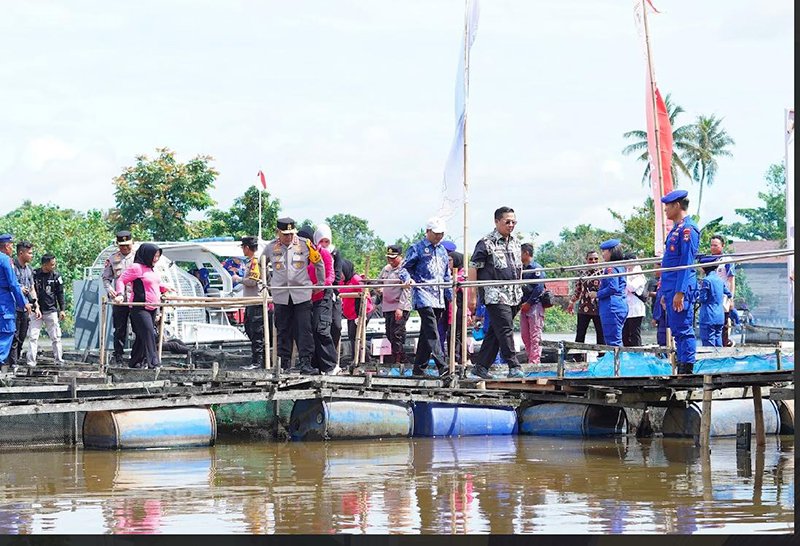 Wujud Kepedulian Polda Kalsel, Wali Kota Ibnu Sina Ikut Salurkan Penebaran Bibit Ikan dan Bantuan Anak Stunting di Banua Anyar 1 Hal 5 3 KLm Kontrak 1 3