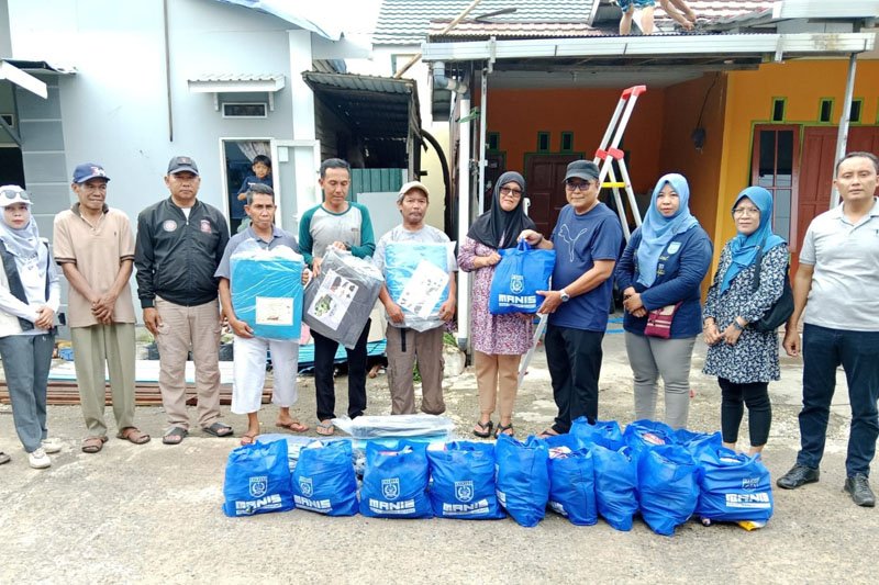 Bantuan 22 KK Korban Puting Beliung di Gambut 1 Hal 5 3 KLm Martapura Serahkan bantuan