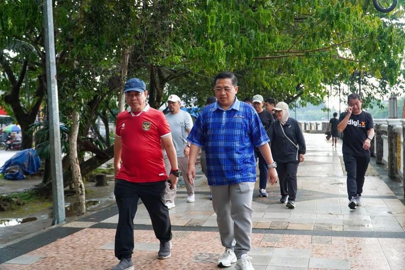 Wali Kota Banjarmasoin H Ibnu Sina dan SKPD Budayakan Olah Raga Sore 1 Hal 5 3 Klm Kontrak 2 1