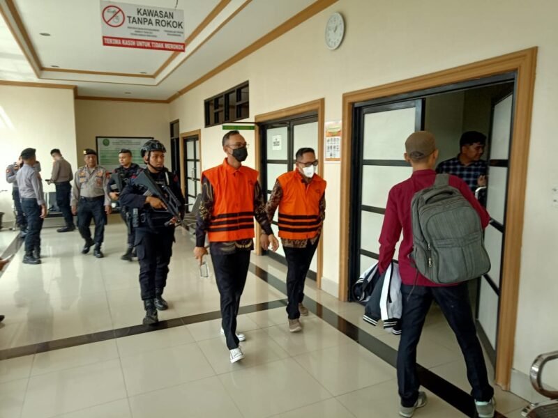 Penjagaan Ketat, Dua Terdakwa Kasus OTT di PUPR Kalsel Mulai Jalani Sidang 1 IMG 20250102 WA0020 e1735800653160