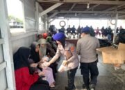 Sat Polairud Polresta Banjarmasin Bagikan Makanan Gratis
