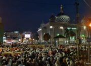 Lautan Jamaah Haul Sekumpul ke-20 Khusyu dalam Lantunan Sholawat 13 Lautan Jamaah Haul Sekumpul ke-20 Khusyu dalam Lantunan Sholawat
