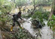 TNI bersama Masyarakat Desa Kasarangan Bersatu Bersihkan Sungai Barabai