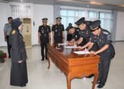 Pelantikan Pejabat Manajerial dan Nonmanajerial Kanwil Kemenkum Kalsel: Komitmen untuk Kemajuan Organisasi 18 Pelantikan Pejabat Manajerial dan Nonmanajerial Kanwil Kemenkum Kalsel: Komitmen untuk Kemajuan Organisasi