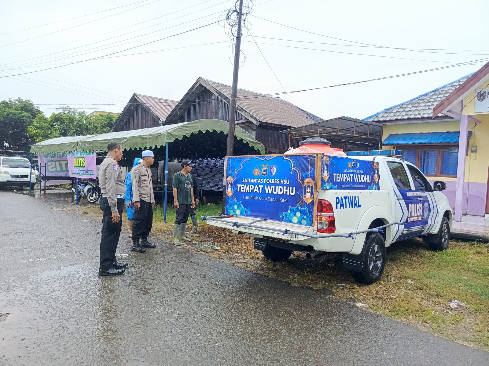 Polres HSU Siapkan Air Wudhu Untuk Jemaah Haul Guru Danau 1 IMG 20250119 WA0049 scaled