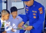 Perpustakaan Terapung Sat Polairud Polresta Banjarmasin Membawa Kebahagiaan dan Ilmu Bagi Anak 27 Perpustakaan Terapung Sat Polairud Polresta Banjarmasin Membawa Kebahagiaan dan Ilmu Bagi Anak