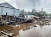 Diduga Nakhoda Ngantuk,Tongkang Tabrak Bangunan Milik Warga di Kotim