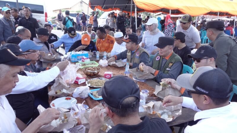 Penuh Kebersamaan, Gubernur H Muhidin Makan Bareng Warga Terdampak Banjir di Mandastana, Barito Kuala 1 IMG 20250126 WA0013 e1737844632861
