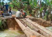 Babinsa dan Warga Masiraan Bangun Jembatan Darurat