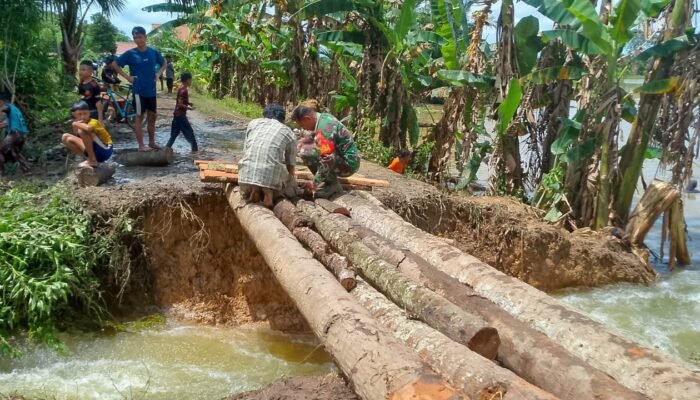 Babinsa dan Warga Masiraan Bangun Jembatan Darurat