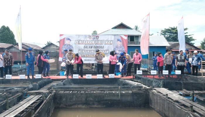 Kapolda Kalsel Mengapresiasi Kepedulian Jajarannya Penanganan Stunting dan Tebar Ribuan Bibit Ikan 3 WhatsApp Image 2025 01 09 at 17.40.41
