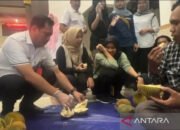 Wali Kota Banjarbaru Makan Durian Bersama Wartawan dan Pegawai Pemko 9 Wali Kota Banjarbaru Makan Durian Bersama Wartawan dan Pegawai Pemko
