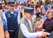 Ringankan Beban Warga Sungai Tabuk, 500 Paket Sembako Diserahkan 12 Ringankan Beban Warga Sungai Tabuk, 500 Paket Sembako Diserahkan