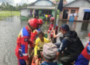 Damkar Evakuasi Warga Sedang Sakit Ditengah Banjir 11 Damkar Evakuasi Warga Sedang Sakit Ditengah Banjir