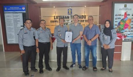 Sertifikat Perpanjangan Merek Pondok Sari Patin Bakar Diserahkan Kemenkumham Kalsel 1 sertifikat